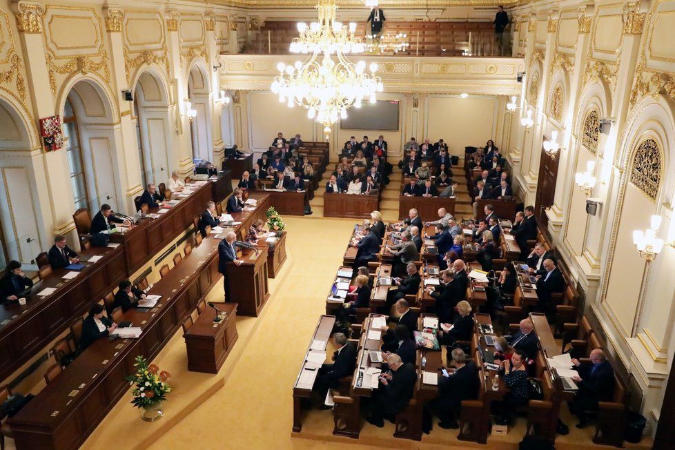 Poslanci se nakonec dostali k projednávání daňového balíčku i rodičovského příspěvku