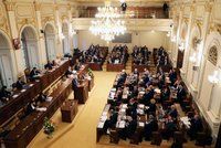 Referendum opět ve Sněmovně: Michálek vytáhl dům s věžičkou, Bělobrádek cvičení
