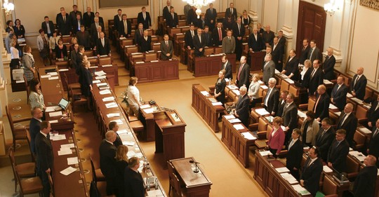 Sněmovní schůze začala minutou ticha za zabité v Bruselu.