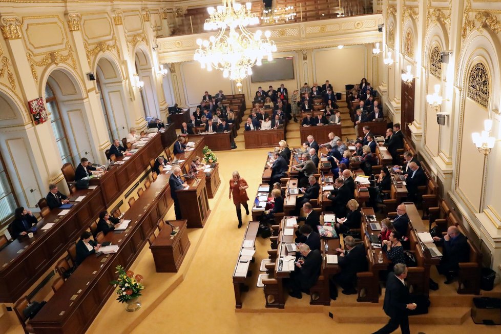 Poslanci se nakonec dostali k projednávání daňového balíčku i rodičovského příspěvku