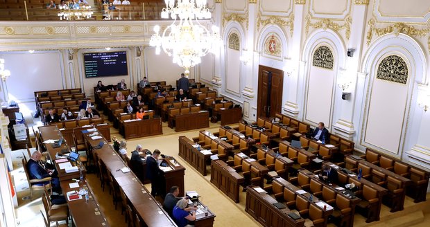 Hádky o úsporný balíček ve Sněmovně: Schillerová tasila nižší daň na pivo. Poslanci jednali do noci