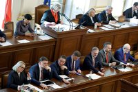 Sněmovnou prošel zákon upravující platy učitelů: Zaručuje jim 130 procent hrubé mzdy