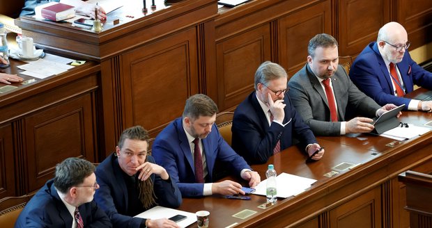 66 % Čechů nesouhlasí s balíčkem: Zasáhne Sněmovna? Poslanci pětikoalice budou mít „zákaz“