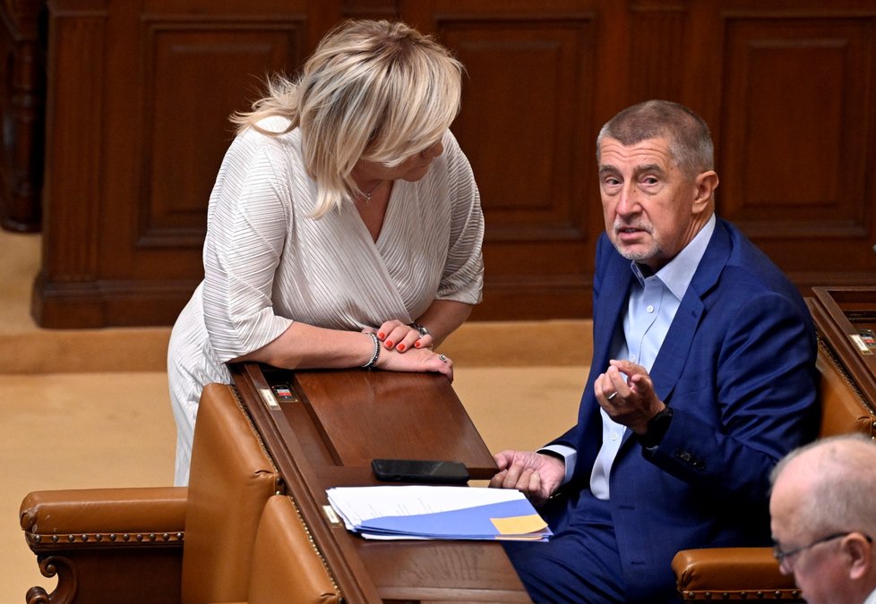 Sněmovna o úsporném balíčku: Andrej Babiš a Alena Schillerová (oba ANO) (6.9.2023)