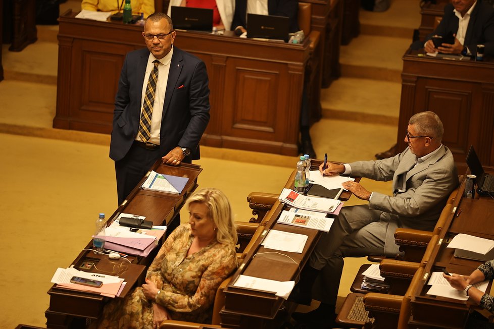 Jednání Sněmovny: Andrej Babiš, Alena Schillerová (ANO) a Jaroslav Foldyna (červenec 2023)