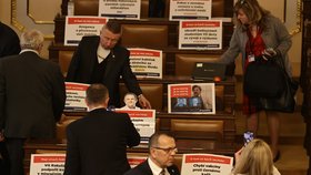 Protivládní transparenty v jednacím sále Poslanecké sněmovny. (19. 3. 2024)