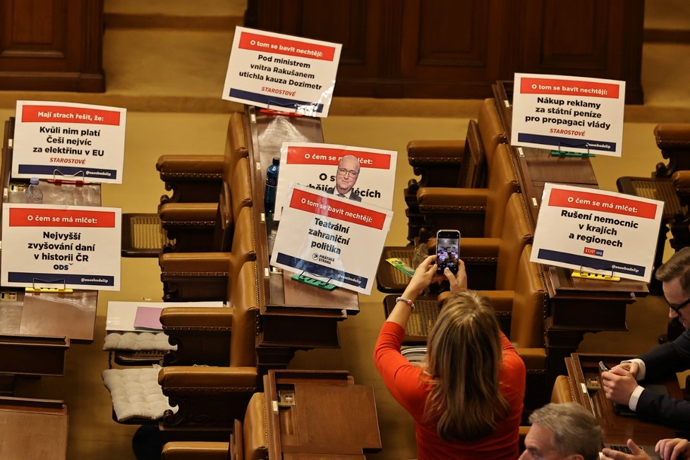 Protivládní transparenty v jednacím sále Poslanecké sněmovny. (19. 3. 2024)