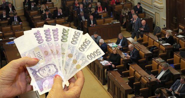 Po vládě čekají úspory i Sněmovnu: Chce ušetřit až 3 miliony. Kdo dostane padáka?