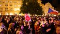 Lidé prostestují proti rozhodnutí vládní koalice projednat ve Sněmovně přednostně vládní návrh, který převádí financování veřejnoprávních médií pod státní rozpočet, 23. října 2026, Praha. Lidé prostestují proti rozhodnutí vládní koalice projednat ve Sněmovně přednostně vládní návrh, který převádí financování veřejnoprávních médií pod státní rozpočet, 23. října 2026, Praha.