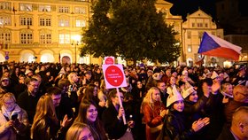 Lidé prostestují proti rozhodnutí vládní koalice projednat ve Sněmovně přednostně vládní návrh, který převádí financování veřejnoprávních médií pod státní rozpočet, 23. října 2026, Praha.