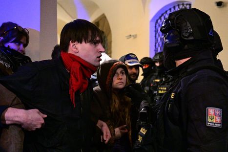 Obrázek: Zrušení poplatků prošlo 1. čtením: „Prasárna,“ bouří opozice! Demonstranti zkusili vtrhnout do Sněmovny