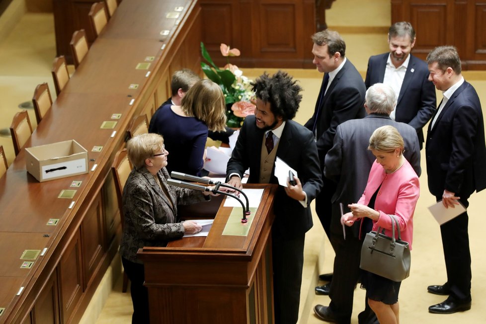 Poslanci před slibem dostali dopoledne i osvědčení o tom, že byli zvoleni