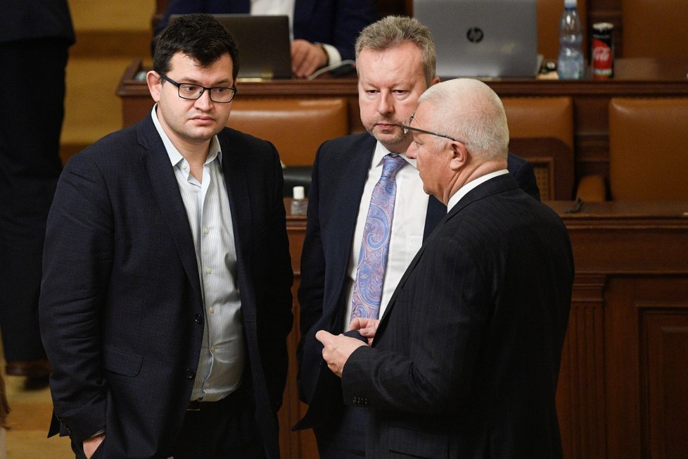 Předsedové poslaneckých klubů ČSSD a ANO Jan Chvojka a Jaroslav Faltýnek a ministr životního prostředí Richard Brabec na schůzi Sněmovny (11.3.2020)