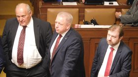 Ve Sněmovně řešili zřízení vyšetřovací komise kvůli problémům kolem policie. Čenové ČSSD Huml, Chovanec a Sklenák přihlíží.
