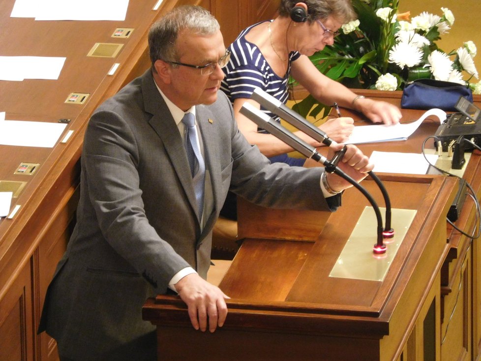 Miroslav Kalousek při proslovu. Ve sněmovně řešili zřízení vyšetřovací komise kvůli problémům kolem policie.