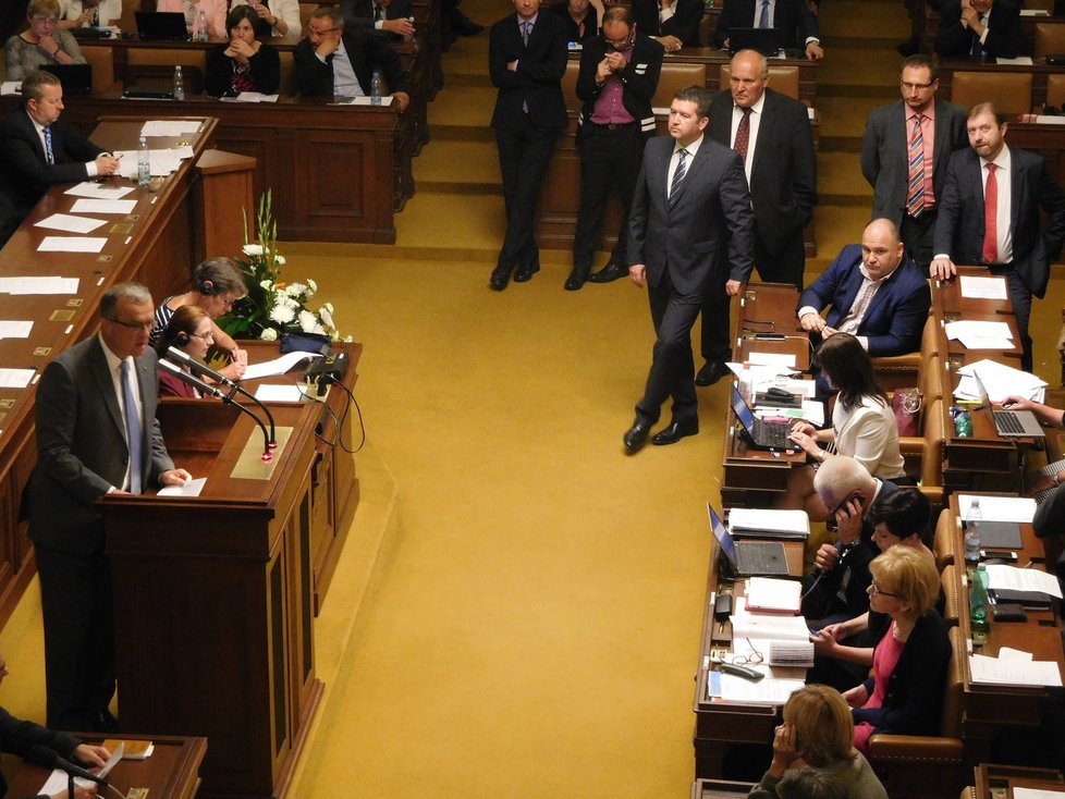 Miroslav Kalousek při proslovu. Ve Sněmovně řešili zřízení vyšetřovací komise kvůli problémům kolem policie.