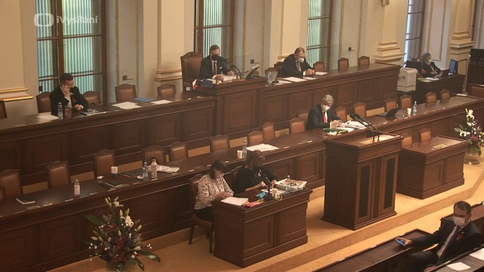 Z celé vlády už v lavici sedí jen jediný ministr a tím je Karel Havlíček (za ANO). Už před víc než hodinou odešel třeba premiér Andrej Babiš (ANO). Ve Sněmovně také zůstala ministryně fiancí Alena Schillerová, která stojí za rozpočtem, který dnes Sněmovna schvaluje, proto sedí u stolku zpravodajů.