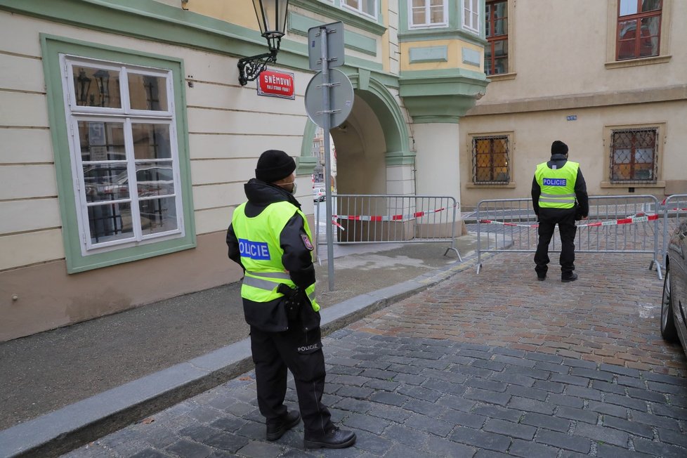 V okolí Poslanecké sněmovny před jednáním o státním rozpočtu hlídkovala policie. (11. 11. 2020)