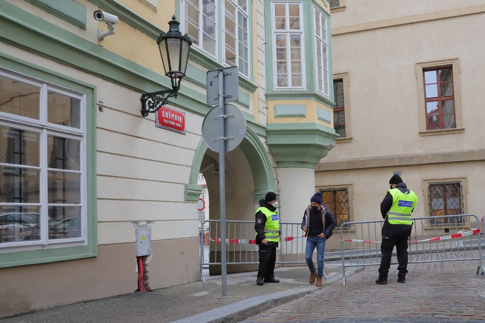 V okolí Poslanecké sněmovny před jednáním o státním rozpočtu hlídkovala policie. (11. 11. 2020)