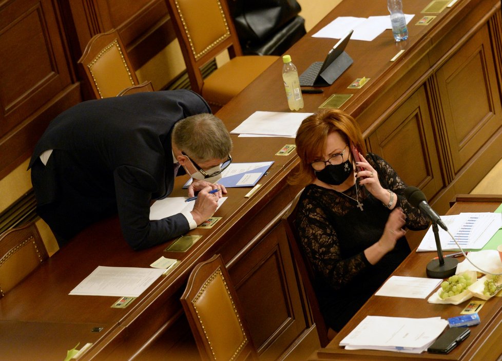 Premiér Andrej Babiš (ANO) a ministryně financí Alena Schillerová (ANO) spolu hovoří 18. prosince 2020 v Praze na schůzi Poslanecké sněmovny, která pokračovala v projednávání návrhu státního rozpočtu na rok 2021.