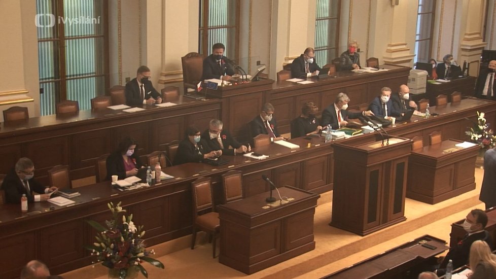 Vláda na začátku jednání o rozpočtu není kompletní. V lavici sedí s premiérem Andrejem Babišem (ANO) osm ministrů, chybí třeba vicepremiér Jan Hamáček (ČSSD), který je na jednání Ústředního krizového štábu. (11. 11. 2020)