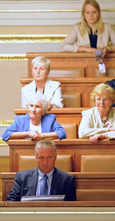 Mirek Topolánek se vzdal poslaneckého mandátu. Proto sedí v galerii mezi důchodkyněmi