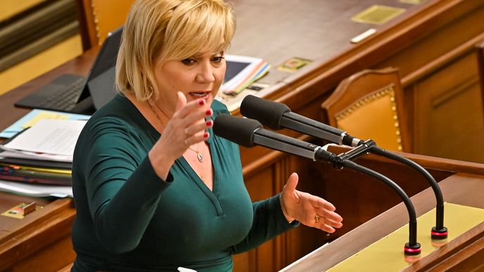 Předsedkyně klubu hnutí ANO Alena Schillerová v Poslanecké sněmovně (26.4.2022)
