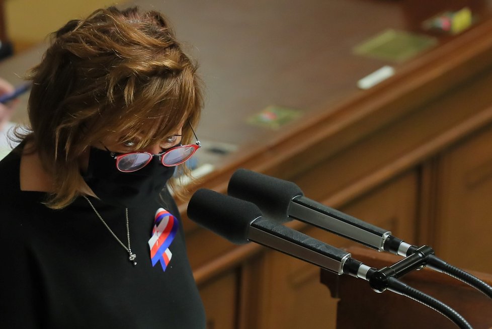 Ministryně financí Alena Schillerová na jednání Poslanecké sněmovny o státním rozpočtu. (11. 11. 2020)