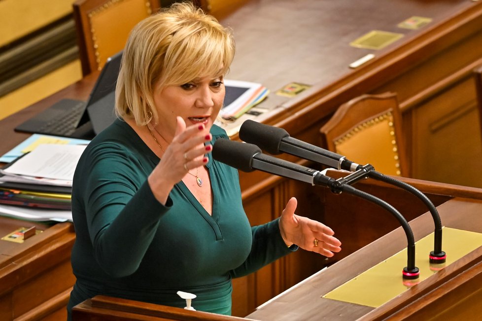 Předsedkyně klubu hnutí ANO Alena Schillerová v Poslanecké sněmovně (26.4.2022)