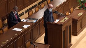 Ministr zdravotnictví Jan Blatný (za ANO) hovoří na mimořádné schůzi Poslanecké sněmovny. Vlevo sedí premiér Andrej Babiš (ANO) (9. 12. 2020)