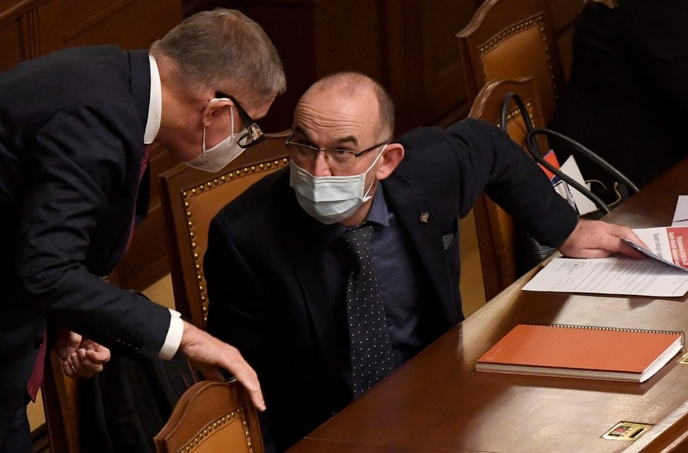 Zleva premiér Andrej Babiš (ANO) a ministr zdravotnictví Jan Blatný (za ANO) na mimořádné schůzi Poslanecké sněmovny (9. 12. 2020)