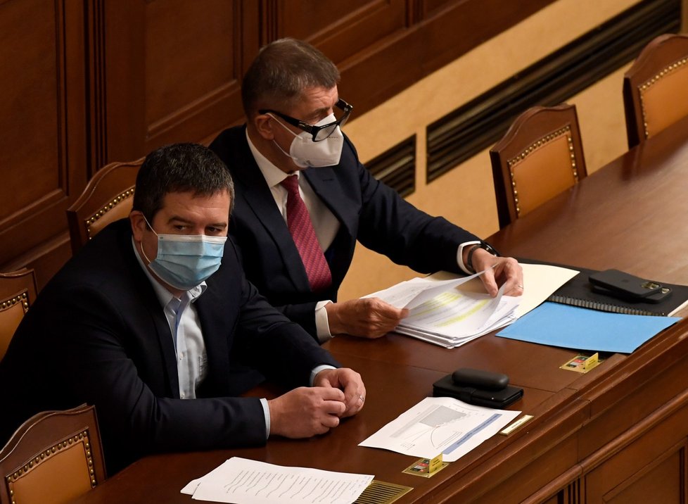 Zleva vicepremiér Jan Hamáček (ČSSD) a premiér Andrej Babiš (ANO) na mimořádné schůzi Poslanecké sněmovny (9. 12. 2020)