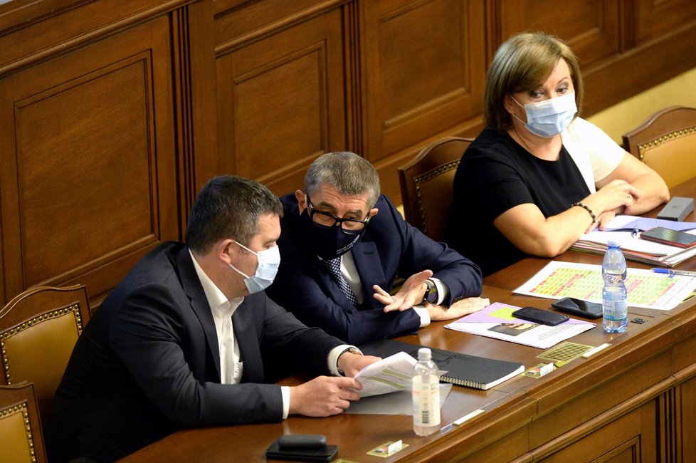 Schůze Sněmovny: Jan Hamáček (ČSSD), Andrej Babiš (ANO) a Alena Schillerová (za ANO; 23. 6. 2020)