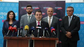 Motoristé chtějí seškrtat rozpočet o 20 miliard. Schillerová jim řekla, kolik je podle ní reálné Motoristé chtějí seškrtat rozpočet o 20 miliard. Schillerová jim řekla, kolik je podle ní reálné