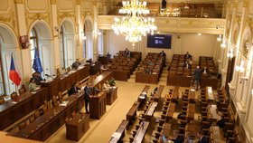 Prázdné lavice během jednání Sněmovny (25.8.2026)