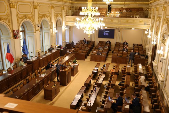 Prázdné lavice během jednání Sněmovny (25.8.2026) Prázdné lavice během jednání Sněmovny (25.8.2026)