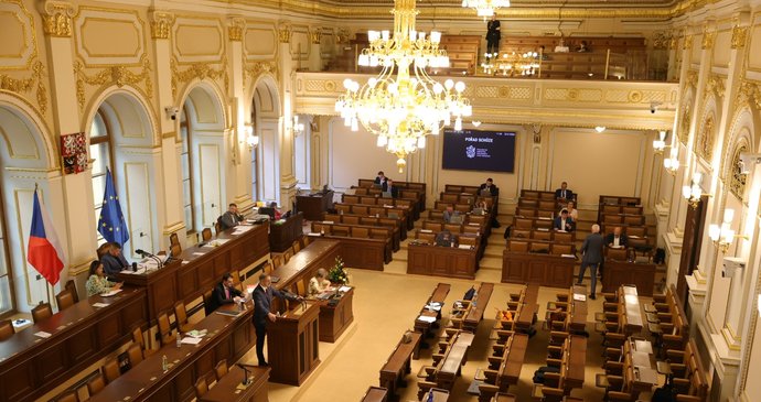 Prázdné lavice během jednání Sněmovny (25.8.2026)