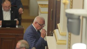 Mimořádné jednání Sněmovny: Poslanec Jaroslav Faltýnek (ANO) si přímo v jednacím sále vychutnával elektronickou cigaretu (4. 5. 2022).