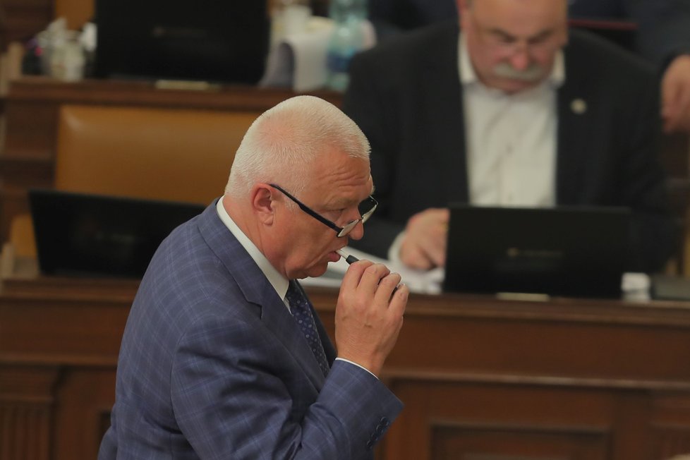 Mimořádné jednání Sněmovny: Poslanec Jaroslav Faltýnek (ANO) si přímo v jednacím sále vychutnával elektronickou cigaretu (4. 5. 2022).