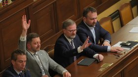 Mimořádná schůze Sněmovny: Ministři s premiérem (4.5.2022)