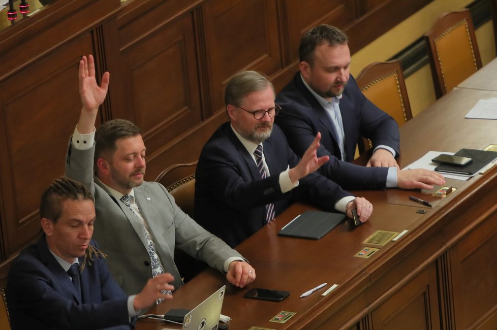 Mimořádná schůze Sněmovny: Ministři s premiérem (4.5.2022)