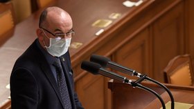 Ministr zdravotnictví Jan Blatný (za ANO) hovoří na mimořádné schůzi Poslanecké sněmovny (9. 12. 2020)