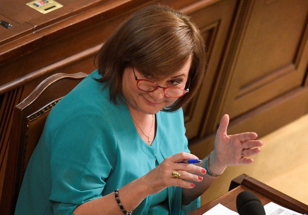 Ministryně financí Alena Schillerová (ANO) na schůzi sněmovny (8. 7. 2020)
