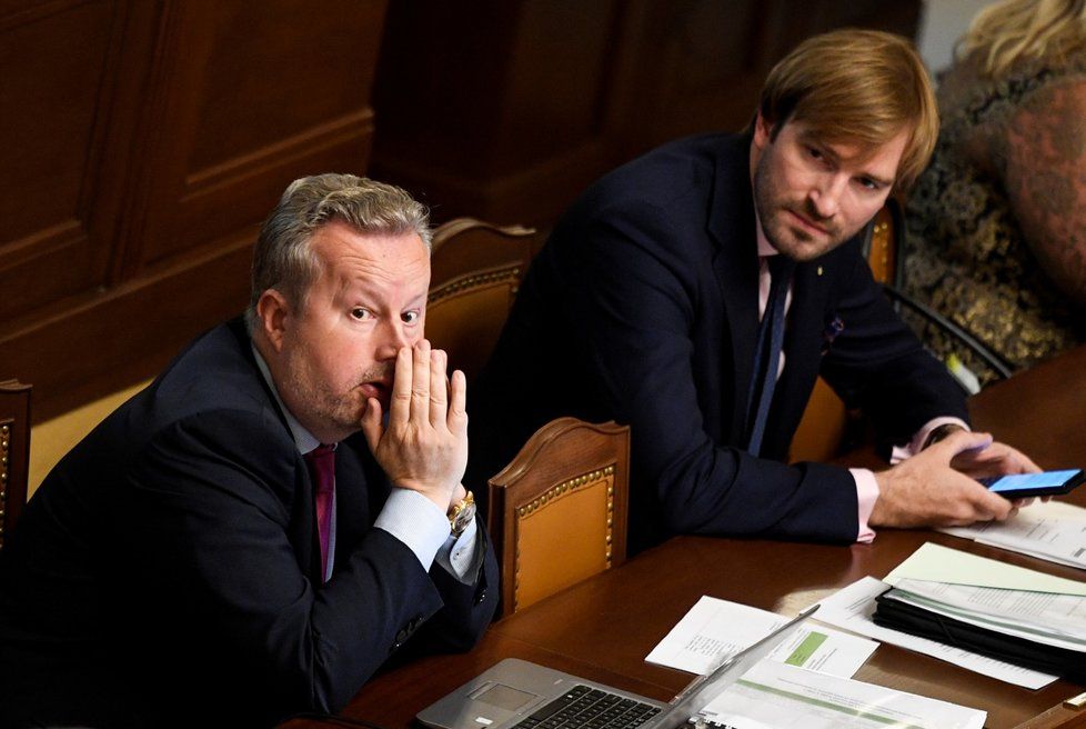 Ministr životního prostředí Richard Brabec (za ANO) a ministr zdravotnictví Adam Vojtěch (za ANO) na schůzi sněmovny (8.7.2020)
