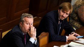 Ministr životního prostředí Richard Brabec (za ANO) a ministr zdravotnictví Adam Vojtěch (za ANO) na schůzi sněmovny (8.7.2020)