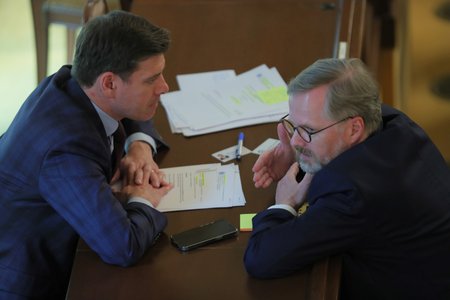 Jednání Sněmovny o prodloužení nouzového stavu: Premiér Petr Fiala (ODS) s místopředsedou Sněmovny Janem Skopečkem (ODS)(19.5.2022)