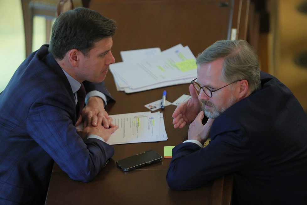 Jednání Sněmovny o prodloužení nouzového stavu: Premiér Petr Fiala (ODS) s místopředsedou Sněmovny Janem Skopečkem (ODS)(19. 5. 2022)