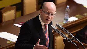 Mimořádná schůze Sněmovny 11. 11. 2016: Premiér Bohuslav Sobotka (ČSSD) odmítl roztříštěnost české zahr. politiky.