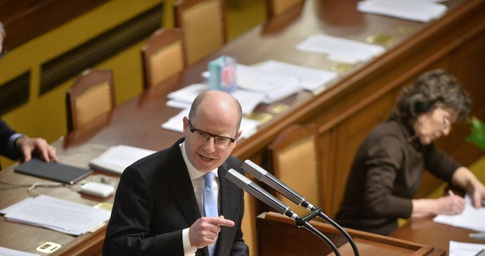 Čtvrteční jednání sněmovny byla ve znamení interpelací. Hodinu a půl se poslanci ptali premiéra Bohuslava Sobotky (ČSSD).