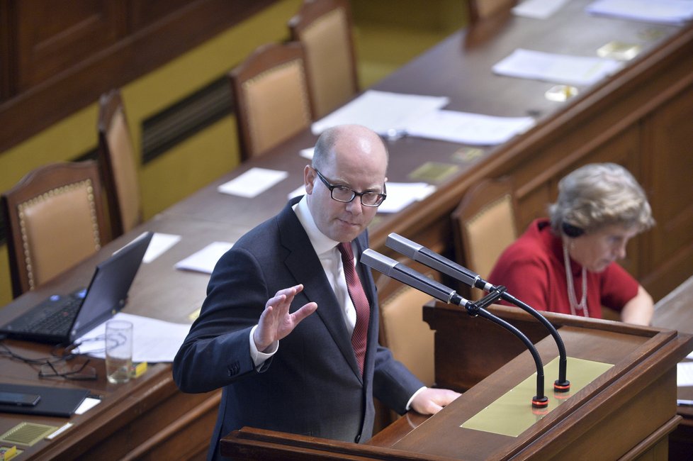 Premiér Bohuslav Sobotka (ČSSD) se snažil klidnit emoce. Poslanci totiž komentovali i jeden ze zákonů, který bude na pořadu až koncem března.